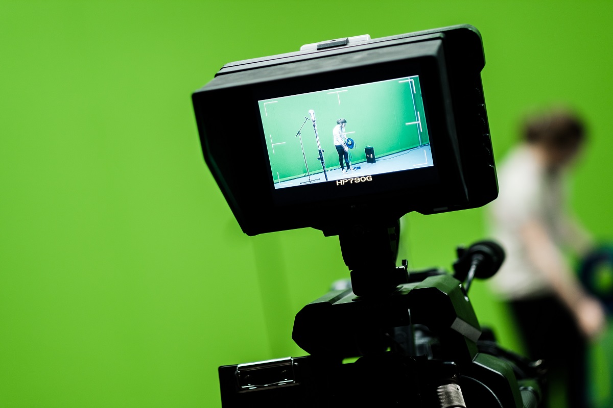 Camera in front of green screen
